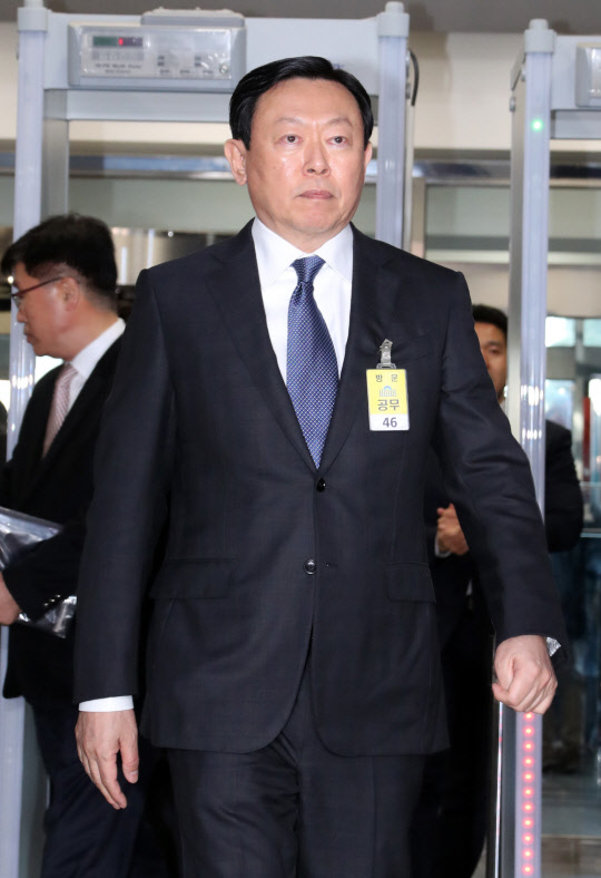 입장하는 신동빈 롯데그룹 회장      (서울=연합뉴스) 배재만 기자 = 신동빈 롯데그룹 회장이 6일 오전 국회에서 열린 '박근혜 정부의 최순실 등 민간인에 의한 국정농단 의혹 사건 진상 규명을 위한 국정조사 특별위원회'에 출석하기 위해 국회에 도착하고 있다. 2016.12.6      scoop@yna.co.kr  (끝)